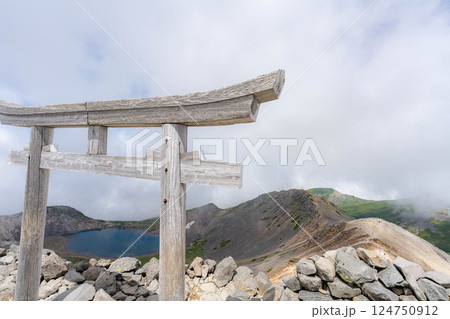 【登山素材】乗鞍岳山頂の鳥居【長野県】 124750912