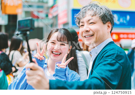 仲良く親子で大阪観光を楽しむ父親と娘 124750915