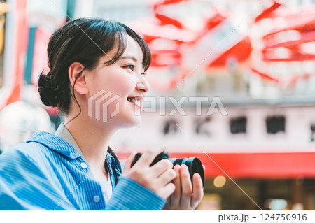 大阪の街を撮影するカメラ女子|女性カメラマン 大阪の街を撮影するカメラ女子|女性カメラマン 124750916