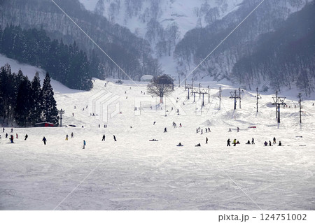 雲の切れ目から薄日が差しゲレンデを照らす 124751002