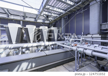 ビルの屋上にある設備　撮影協力：学校法人電波学園 東京電子専門学校 124751032