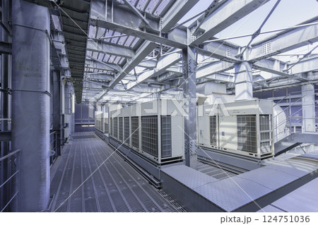 ビルの屋上にある設備 撮影協力:学校法人電波学園 東京電子専門学校 ビルの屋上にある設備 撮影協力:学校法人電波学園 東京電子専門学校 124751036