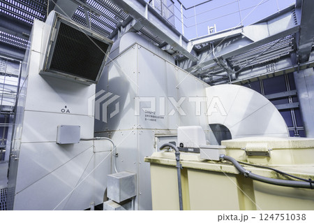 ビルの屋上にある設備　撮影協力：学校法人電波学園 東京電子専門学校 124751038