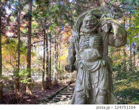 両子寺仁王像と紅葉 124751104