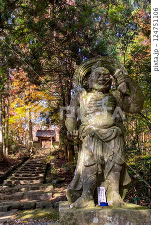 両子寺仁王像と紅葉 両子寺仁王像と紅葉 124751106