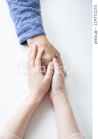 手を繋ぐ祖母と孫の手元 124751255