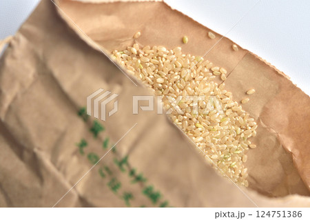 米袋に入った玄米 米袋に入った玄米 124751386