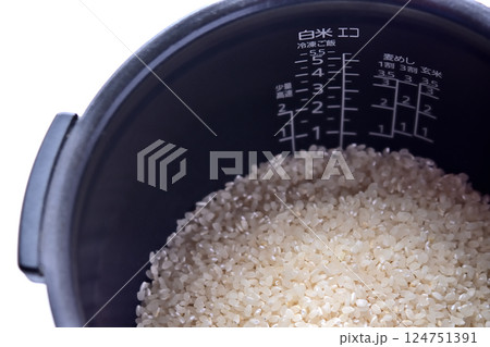 電気炊飯器のお釜に入れた白米 124751391