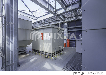 ビルの屋上にある設備 撮影協力:学校法人電波学園 東京電子専門学校 ビルの屋上にある設備 撮影協力:学校法人電波学園 東京電子専門学校 124751403