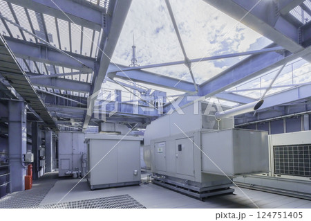ビルの屋上にある設備　撮影協力：学校法人電波学園 東京電子専門学校 124751405