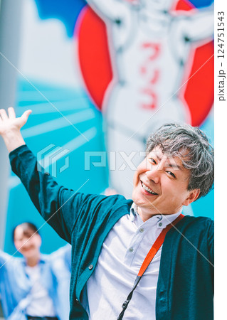 仲良く親子で大阪観光を楽しむ父親と娘 仲良く親子で大阪観光を楽しむ父親と娘 124751543