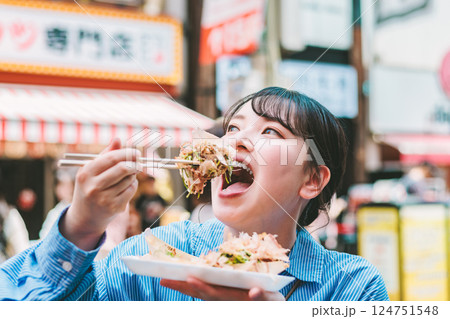 大阪道頓堀で名物のたこ焼きを食べる女性 124751548