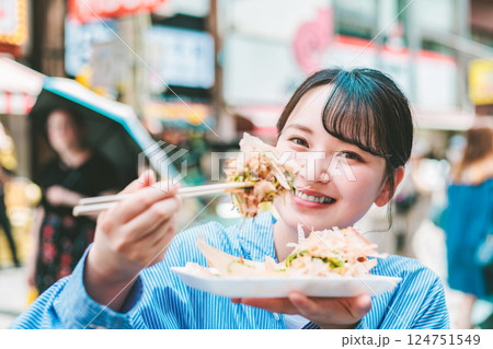 大阪道頓堀で名物のたこ焼きを食べる女性 124751549