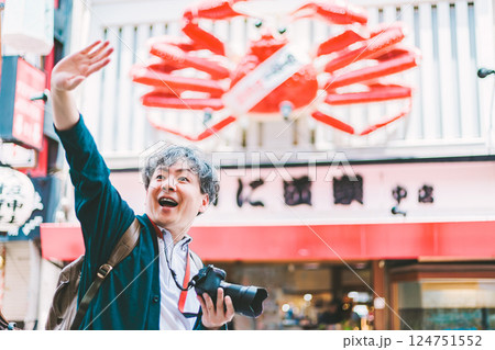 大阪の街を撮影する中年男性カメラマン 124751552