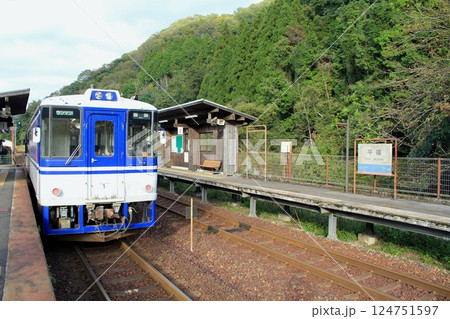 智頭急行・平福駅に停車する智頭急行車両 智頭急行・平福駅に停車する智頭急行車両 124751597