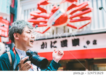 大阪の街を撮影する中年男性カメラマン 124751629