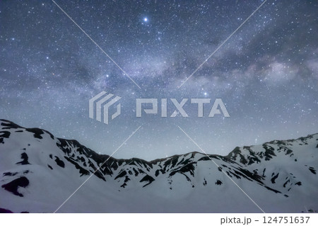 残雪期の山の星空 124751637