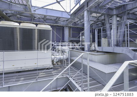 ビルの屋上にある空調設備 撮影協力:学校法人電波学園 東京電子専門学校 ビルの屋上にある空調設備 撮影協力:学校法人電波学園 東京電子専門学校 124751883