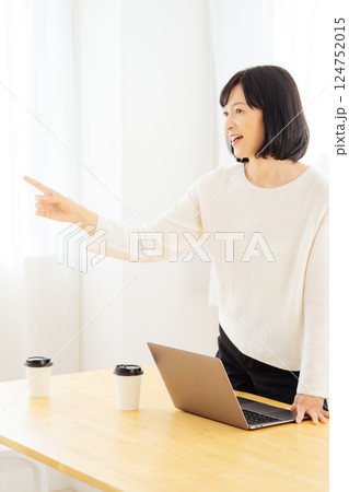 休日に急遽打合せをするミドルキャリアウーマン 124752015