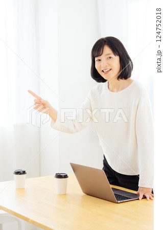 休日に急遽打合せをするミドルキャリアウーマン 124752018