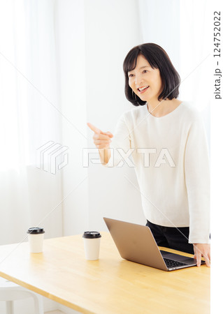 休日に急遽打合せをするミドルキャリアウーマン 休日に急遽打合せをするミドルキャリアウーマン 124752022