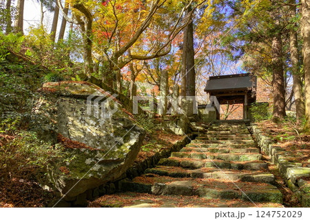 国東半島 両子寺山門の紅葉 国東半島 両子寺山門の紅葉 124752029