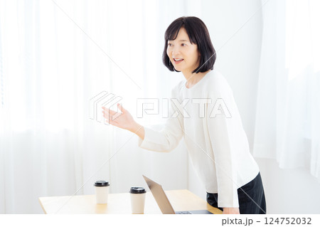 休日に急遽打合せをするミドルキャリアウーマン 休日に急遽打合せをするミドルキャリアウーマン 124752032