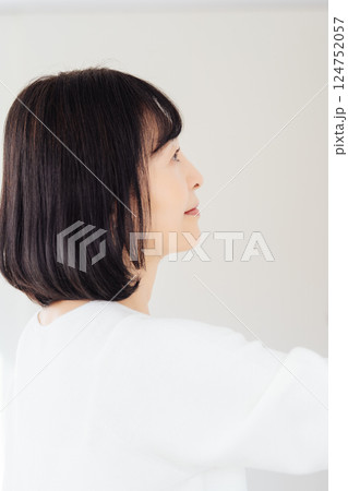 休日に急遽打合せをするミドルキャリアウーマン 124752057