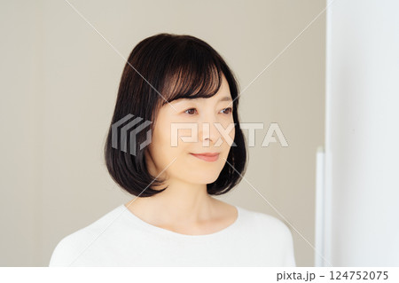 休日に急遽打合せをするミドルキャリアウーマン 124752075