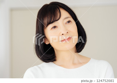 休日に急遽打合せをするミドルキャリアウーマン 124752081