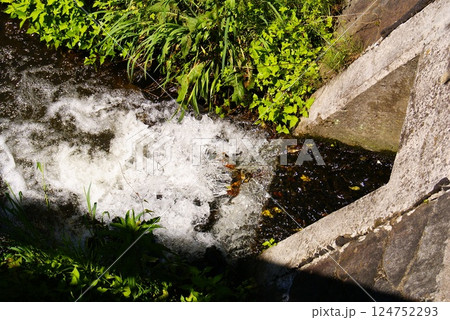 カラー　流れ　川　透明　透過　（2025年4月登録） 124752293