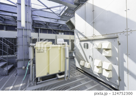 ビルの屋上にある空調機加湿吸水タンク 撮影協力:学校法人電波学園 東京電子専門学校 ビルの屋上にある空調機加湿吸水タンク 撮影協力:学校法人電波学園 東京電子専門学校 124752300