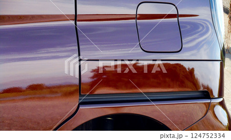 閉じているの給油口のフタとスライドドアレール 124752334