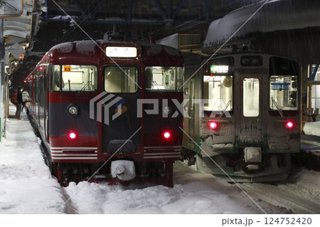 冬の妙高高原駅に停車中の北しなの鉄道・妙高はねうまライン 124752420
