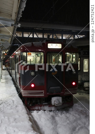 冬の妙高高原駅に停車中の北しなの鉄道・妙高はねうまライン 冬の妙高高原駅に停車中の北しなの鉄道・妙高はねうまライン 124752421