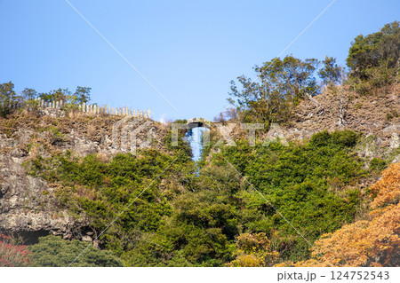 国東半島　天念寺耶馬の無明橋と紅葉 124752543
