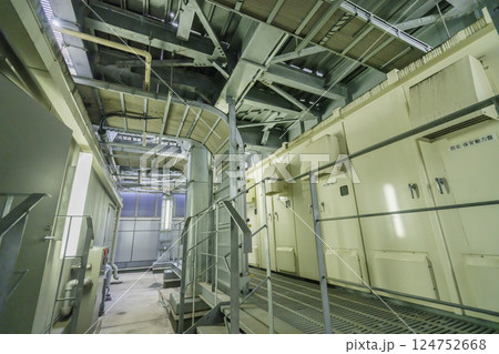 ビルの屋上にある設備　撮影協力：学校法人電波学園 東京電子専門学校 124752668