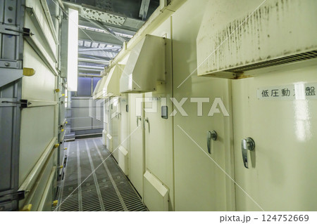 ビルの屋上にある設備　撮影協力：学校法人電波学園 東京電子専門学校 124752669