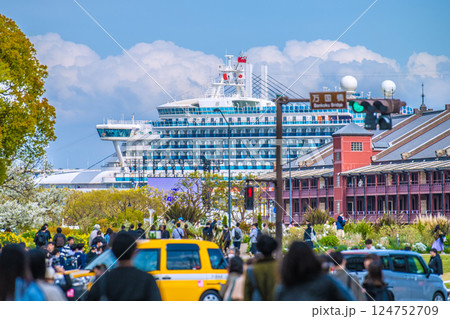 日本の横浜都市景観 桜木町駅前。汽車道を抜けると万国橋の交差点や赤レンガ倉庫が見える。奥にプリンセス 日本の横浜都市景観 桜木町駅前。汽車道を抜けると万国橋の交差点や赤レンガ倉庫が見える。奥にプリンセス 124752709