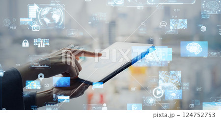 タブレットPCを使う女性とデジタルテクノロジーのコンセプト 124752753