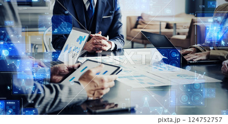 会議するビジネスパーソンのグループとデジタルテクノロジーのコンセプト 会議するビジネスパーソンのグループとデジタルテクノロジーのコンセプト 124752757