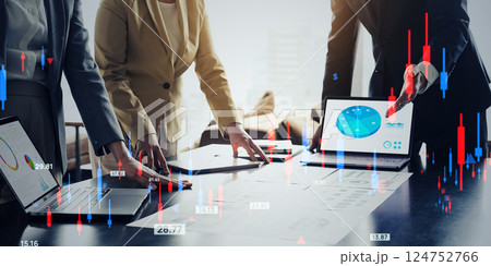 会議するビジネスパーソンのグループと金融テクノロジーのコンセプト 124752766