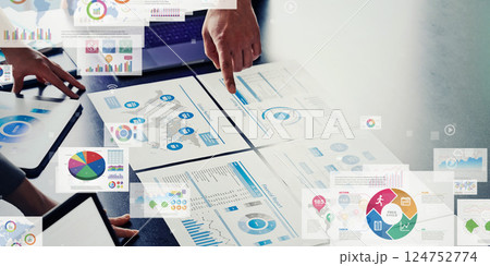 会議するビジネスパーソンのグループとデジタルデータのコンセプト 会議するビジネスパーソンのグループとデジタルデータのコンセプト 124752774