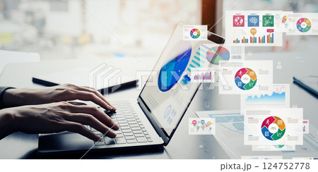 ノートパソコンを使う女性とデジタルデータのコンセプト 124752778