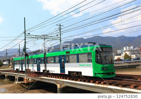 鉄橋を走る広島電鉄、宮島線の路面電車 124752830