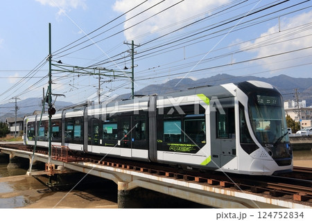 鉄橋を走る広島電鉄、宮島線の路面電車 124752834