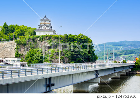 八坂川に掛かる杵築大橋と杵築城 124752910