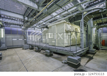 ビルの屋上にある設備　撮影協力：学校法人電波学園 東京電子専門学校 124753113