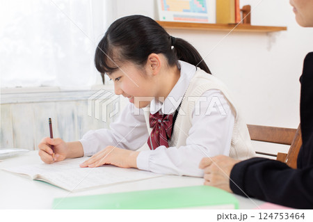 個別指導を受ける女子学生 124753464