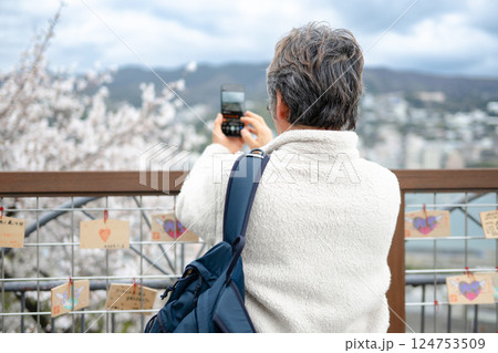 スマホで写真を撮る男性 スマホで写真を撮る男性 124753509